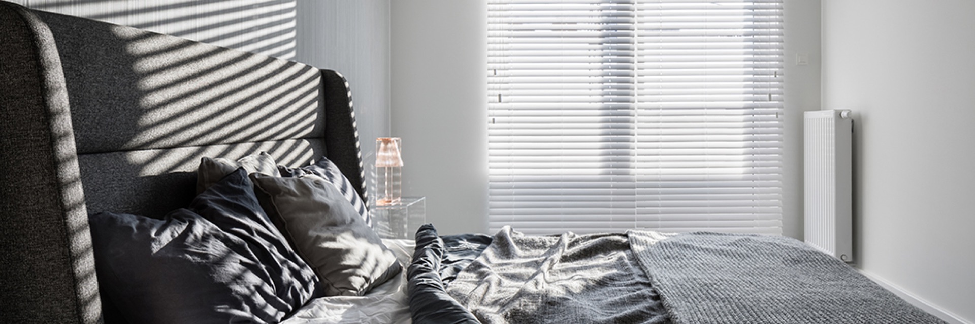 Stores intérieurs dans une chambre
