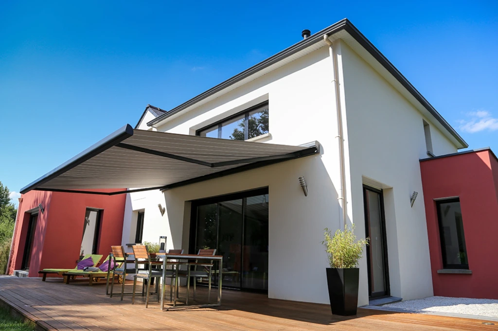 Tente solaire déployée sur la terrasse d’une maison